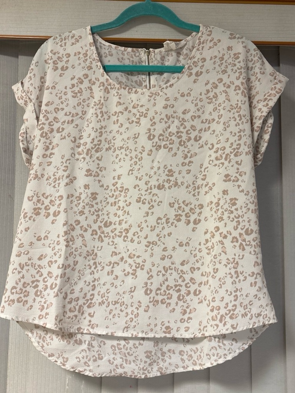 Olive & Oak Cream Blush Leopard-Print Short Sleeve Blouse